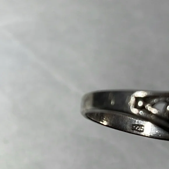 Vintage Sterling 925 Elegant Silver Ring with Purple Gemstone - Picture 3 of 6